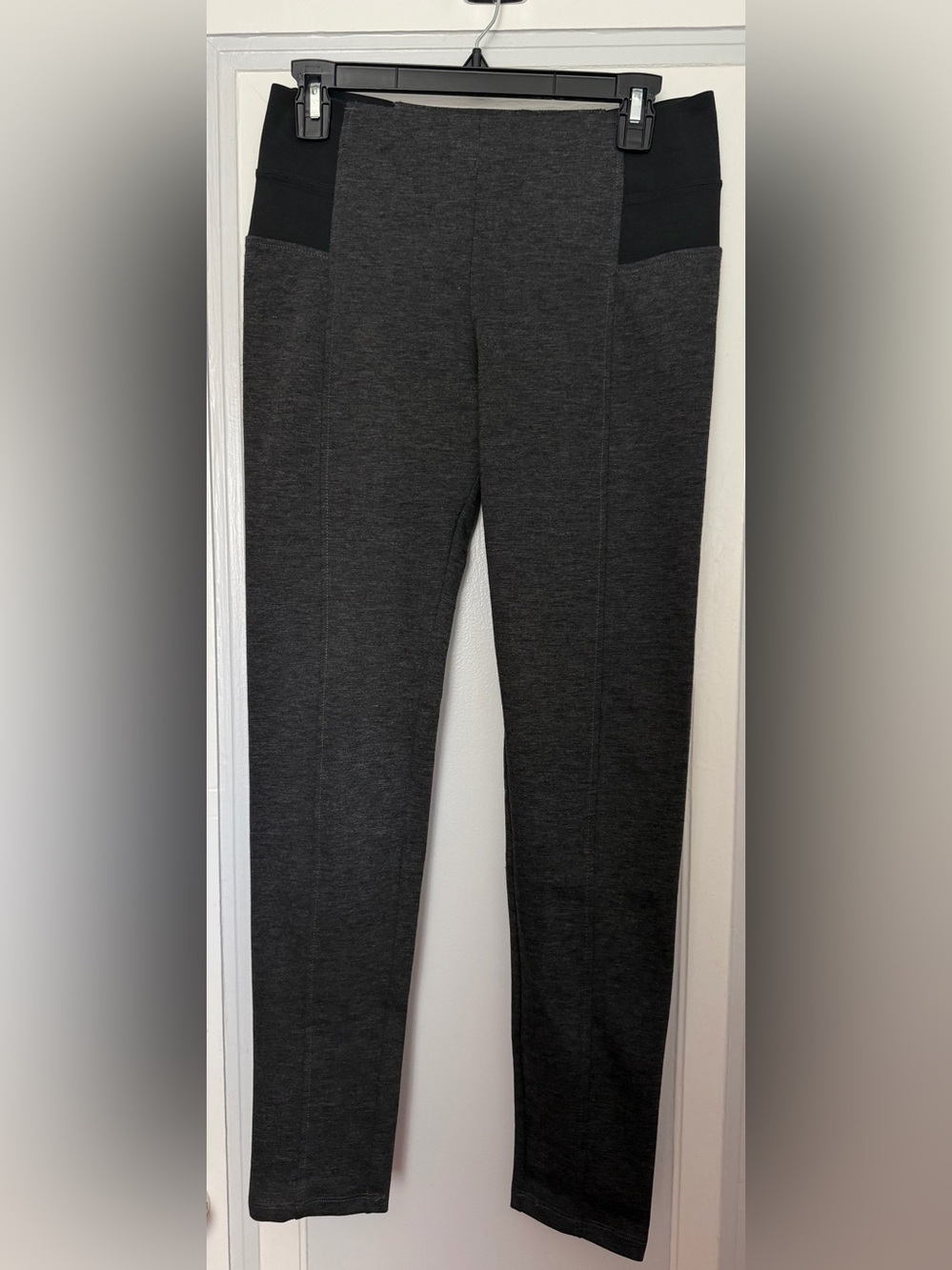 Vera Wang Two-Tone Dark Grey and Black Knit Leggings